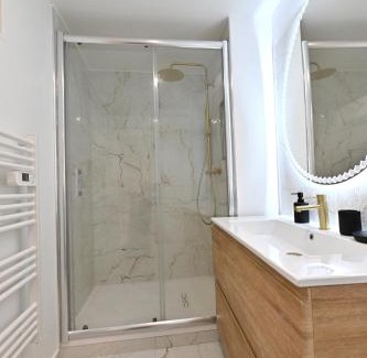 Sens Apartment | Romantic Retreat with Spa and Hot Tub Amenities