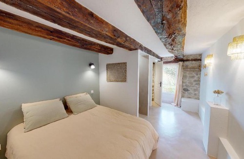 Saint-Julien-pres-Bort Bed & Breakfast | Relaxing Retreat in Corrèze with Oceanfront Views