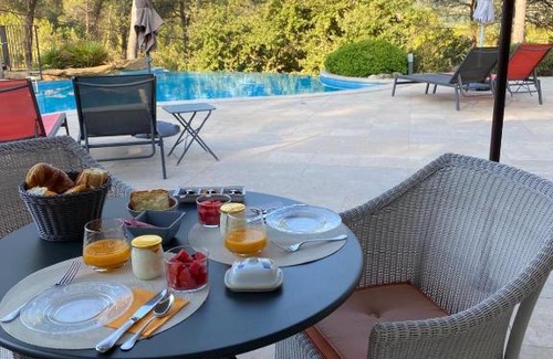 Le Beausset Bed & Breakfast | Experience Une Pause en Provence with Ocean View & Pool