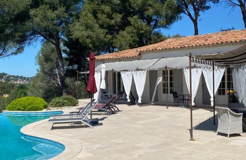Le Beausset Bed & Breakfast | Experience Une Pause en Provence with Ocean View & Pool