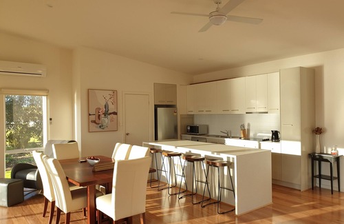 Seymour Villa | Begin Your Unforgettable Escape at Edgewater Retreat