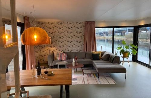 Noord Apartment | Unique Houseboat with Private Garden and Free Parking