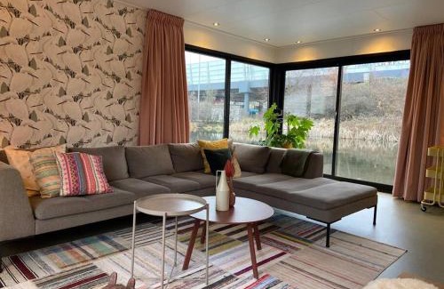 Noord Apartment | Unique Houseboat with Private Garden and Free Parking