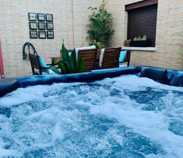 Ciudad Real House | Unifamiliar Europa: 4-Star Retreat with Hot Tub & Pet Friendly