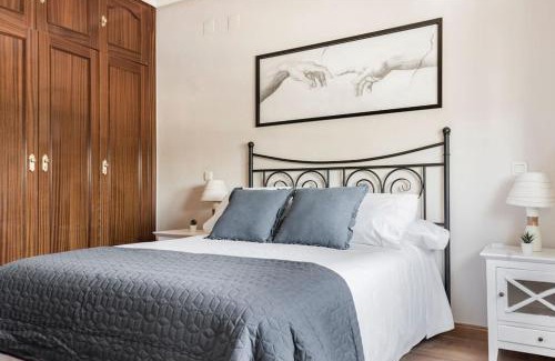 Ciudad Real House | Unifamiliar Europa: 4-Star Retreat with Hot Tub & Pet Friendly