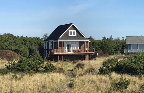 Grayland Cottage | Breathtaking Ocean Views with Pet-Friendly Amenities