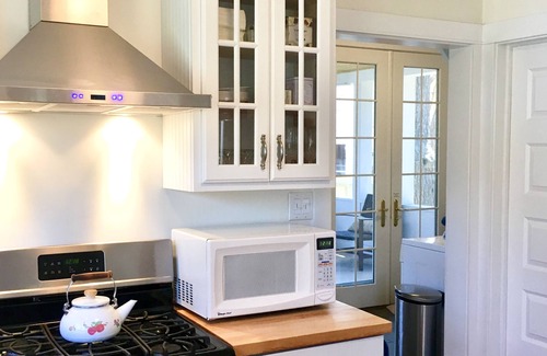 Union Pier Cottage | Ideal Family Retreat Steps from the Beach with Fire Pit