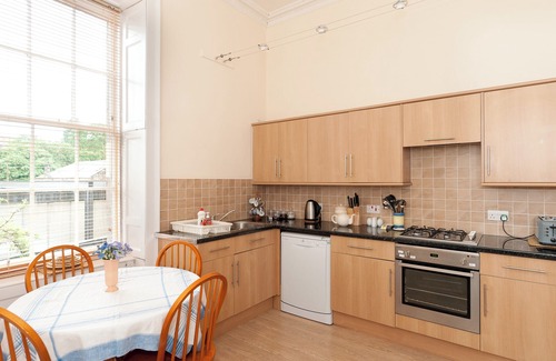 New Town Apartment | Explore Union Street: Family-Friendly 3-Bedroom Retreat