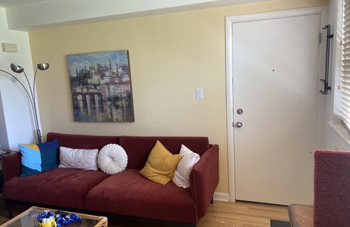 Capitol Hill Apartment | Peaceful Getaway near UofC and SAIT for Families