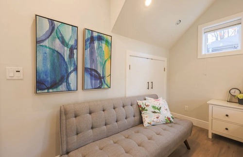 Vancouver South House | Distinct 1 Bed Retreat Near Queen Elizabeth Park
