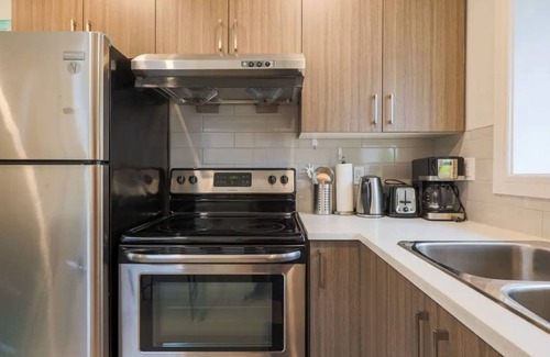 Vancouver South House | Distinct 1 Bed Retreat Near Queen Elizabeth Park