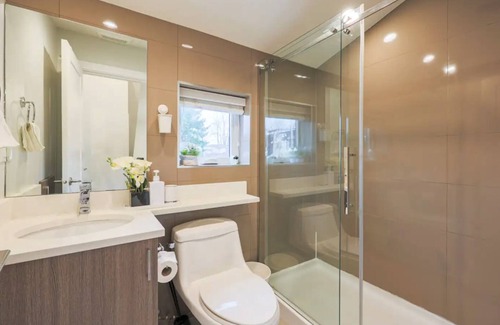 Vancouver South House | Distinct 1 Bed Retreat Near Queen Elizabeth Park