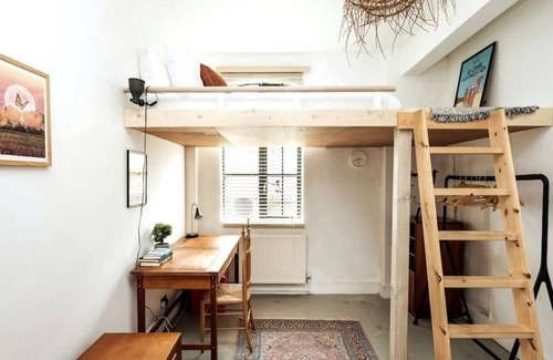 The Lane Apartment | Unique 1BD London apartment with Gallery Bed!