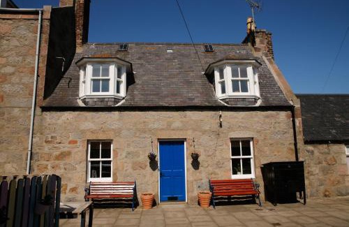 Central Aberdeen House | Charming Oceanfront 2 Bedroom Cottage in Fittie (Footdee)