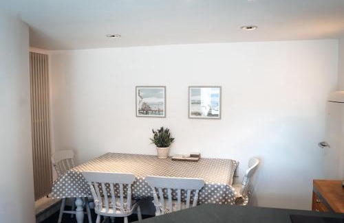 Central Aberdeen House | Charming Oceanfront 2 Bedroom Cottage in Fittie (Footdee)