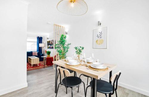 Stonnall House | Cozy 2 Bedroom House with Free Wifi, Garden & Parking