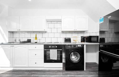 Stonnall House | Cozy 2 Bedroom House with Free Wifi, Garden & Parking