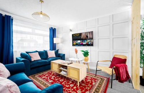 Stonnall House | Cozy 2 Bedroom House with Free Wifi, Garden & Parking