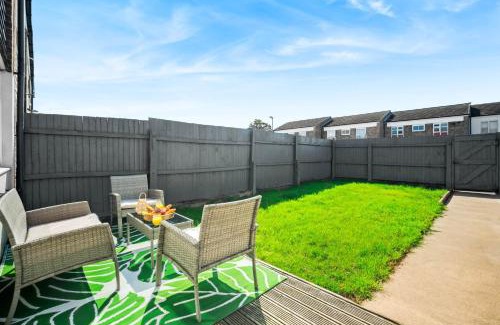 Stonnall House | Cozy 2 Bedroom House with Free Wifi, Garden & Parking