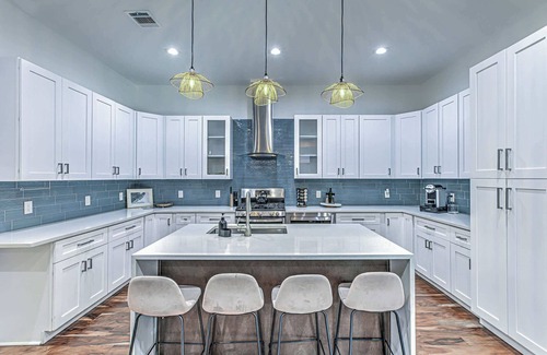 MLK House | Unique 3 BDR for 10, Near Downtown & 6th St!