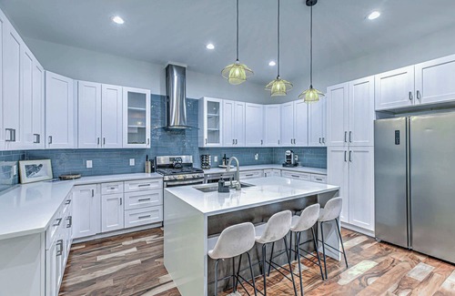 MLK House | Unique 3 BDR for 10, Near Downtown & 6th St!