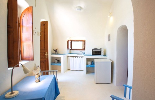 Episkopi Gonias Cottage | Historic 300-Year-Old Guesthouse with Oceanfront Pool