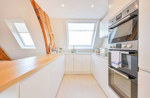 Ravenscourt Park Apartment | Unique 3Bed Former Church Flat - 6 Mins to Stamford Brook Tube