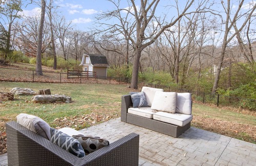 Independence House | Unique 4BR Retreat in the Woods with Fire Pit & Family Amenities