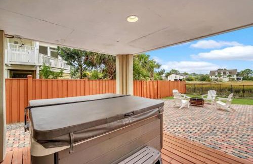 Tybee Island Apartment | Unique 5 BDR Home on the Marsh with Hot Tub & Pool