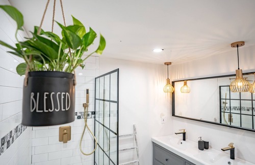 Norwich Cabin | Pet-Friendly 5BR House Near All Casinos - Rated 9.4/10