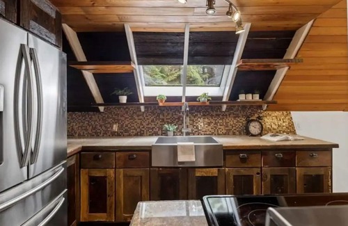 Sedro-Woolley Ski Chalet | Exceptional Unique Alpine Chalet with Pet-Friendly Amenities