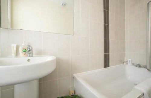 Dalston Apartment | Cozy 1 Bed Flat in Dalston - Family-Friendly Retreat