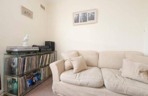 Dalston Apartment | Cozy 1 Bed Flat in Dalston - Family-Friendly Retreat