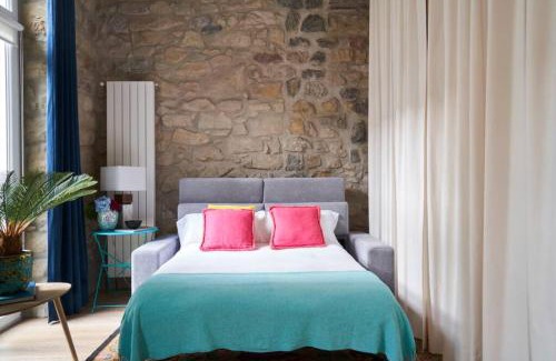 San Sebastian Centro Apartment | Stylish Apartment with AC in the Heart of Santiago