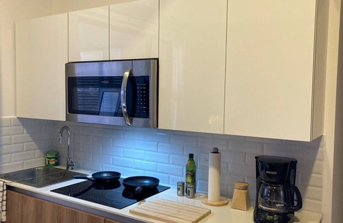 Zona 13 Apartment | Stylish Studio Apartment with City Views, Near Airport