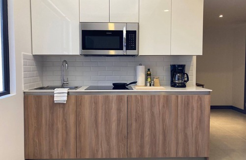 Zona 13 Apartment | Stylish Studio Apartment with City Views, Near Airport