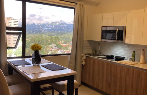 Zona 13 Apartment | Stylish Studio Apartment with City Views, Near Airport