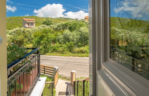 Kallirakhi House | Cozy Apartment with Breathtaking Ocean View Awaits You