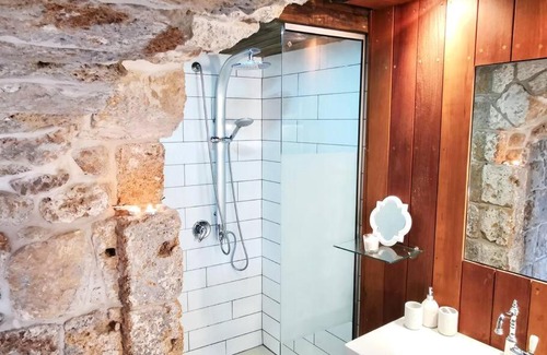 Acre Old City Apartment | Inviting Apartment with Jacuzzi for Family Getaways