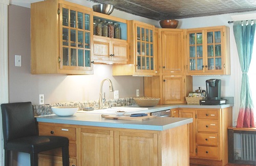 North Billerica House | Artistic Retreat with Ocean View & Sunporch Gallery