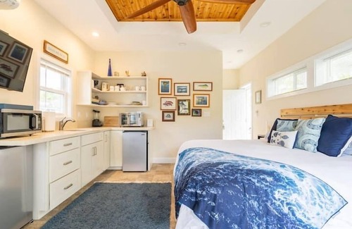 Kaneohe Cottage | Guest Rated 10/10: Unique Boathouse on the Bay with Kitchen