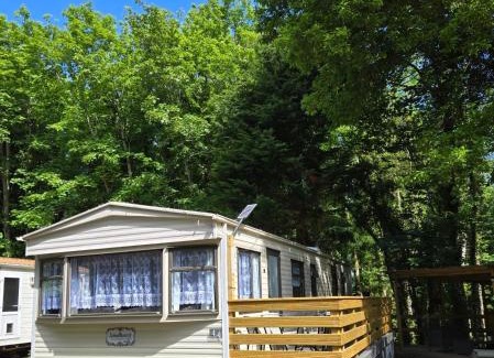 Girvan Apartment | Unique Caravan Retreat with Outdoor Space for Families