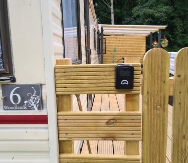Girvan Apartment | Unique Caravan Retreat with Outdoor Space for Families