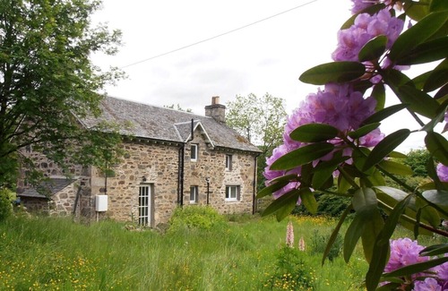 Aberfeldy Cottage | Charming Character Cottage with Spa & Hot Tub Retreat