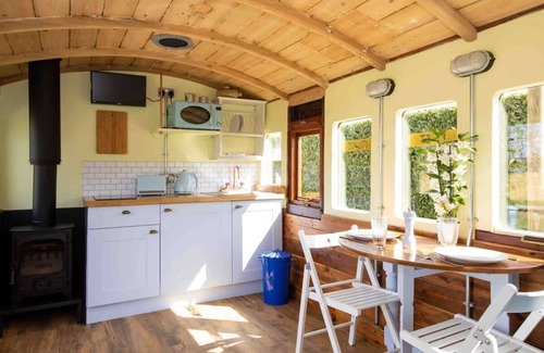 Birdham House | Inviting Railway Carriage Retreat with Pet-Friendly Amenities