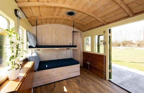 Birdham House | Inviting Railway Carriage Retreat with Pet-Friendly Amenities