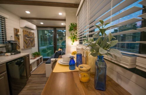 Waco Cabin | Elegant "Yellow & Blue" Tiny House with Kitchen & Breakfast