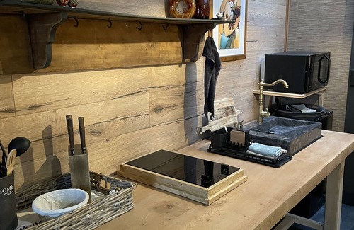 Hesdin House | Inviting Petite Maison with a Relaxing Luxury Jacuzzi