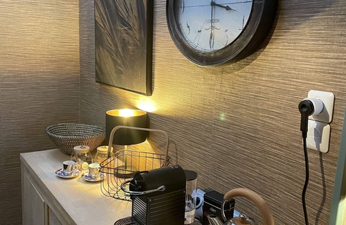 Hesdin House | Inviting Petite Maison with a Relaxing Luxury Jacuzzi