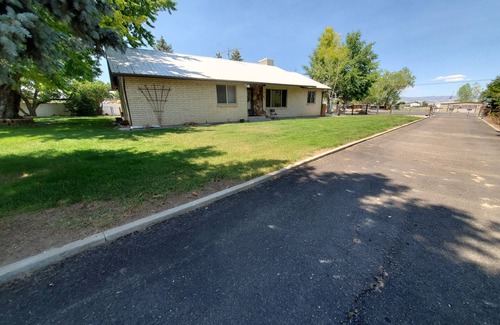 Lapoint House | Comfortable Country Home with Spa & Breakfast for Guests